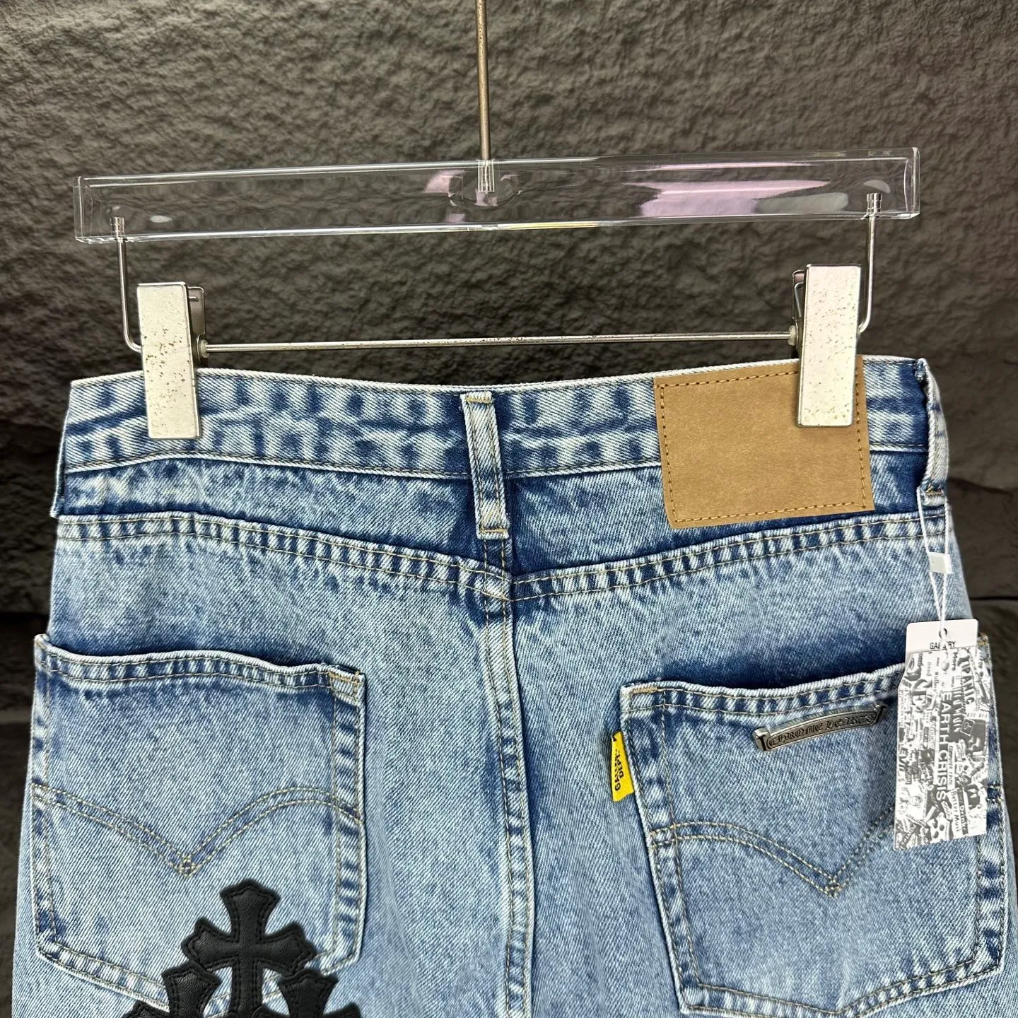 P290 GALLERY DEPT. & Croixin co-branded 2025 new limited-edition black large cross leather couple's bootcut jeans 🔥High version🔥High version🔥 Top ceiling quality Styles with different washed textures are very friendly to people with thin legs and thick legs. The bootcut version is very flattering to the leg shape. Moderate length that never goes out of style, easy and casual to match, basic styling for various styles, a must-have in the wardrobe! The fabric is stiff but also makes the upper body soft without losing texture. The washing process is even more perfect. It is a must-have item for everyone! ! ! Washed wheat, hang tag, pants label, three complete labels, color: blue, size: 28, 30, 32, 34, 36 (five sizes)